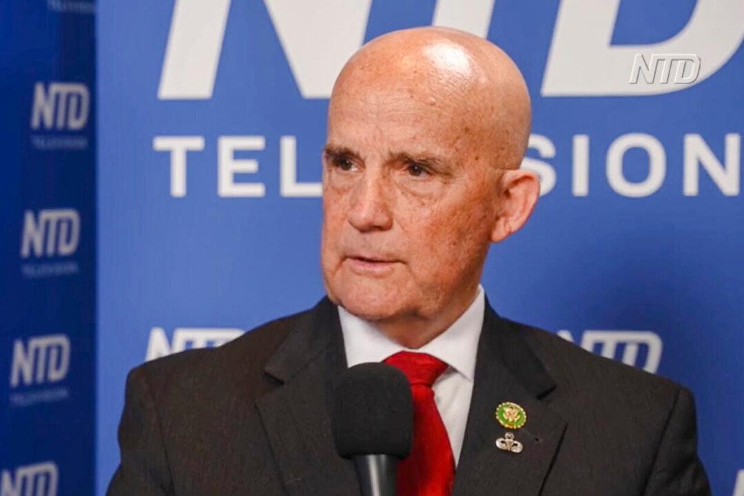 Republican Cheers Border Protest Convoy Amid Border Policy Standoff in Congress