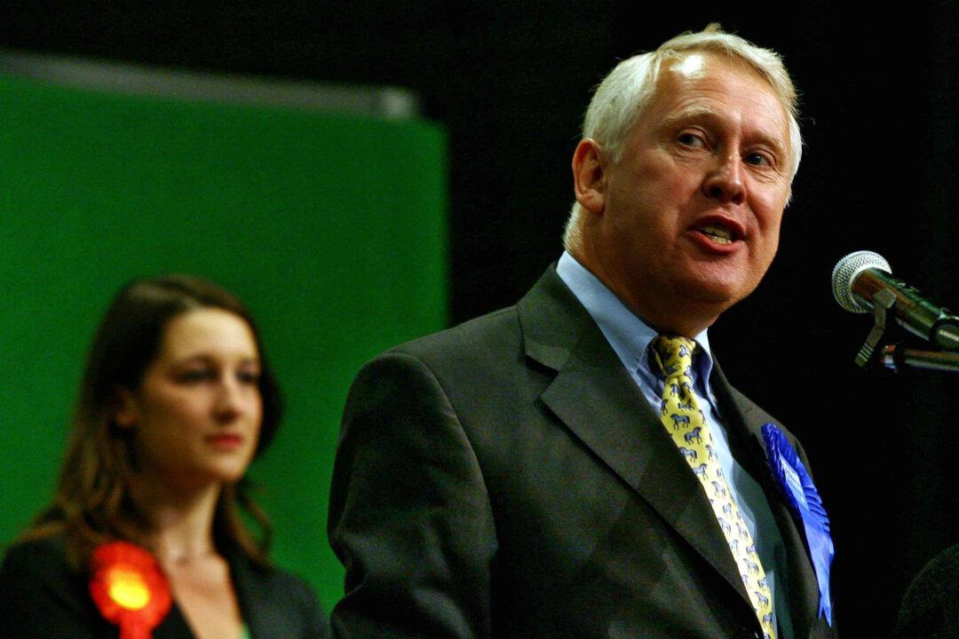 Conservative Former Minister Sir Bob Neill to Stand Down at Next Election