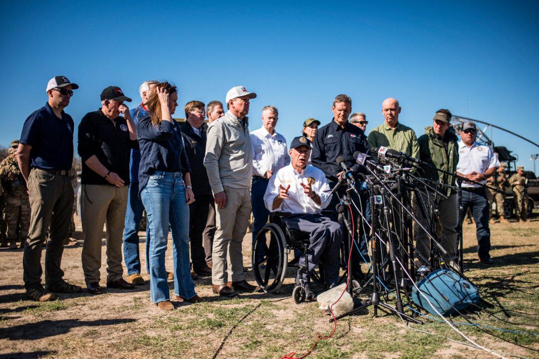 Over a Dozen GOP Governors Visit Texas Amid Border Clash With Federal Government
