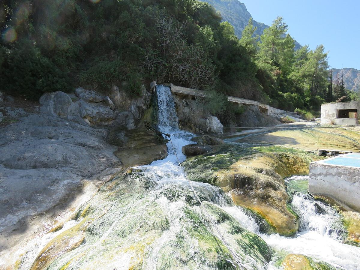 This hot spring in Thermopylae inspired the name of the town; "thermopylae" is classical Greek for "hot gates," implying a portal to the underworld. (<a title="User:Calistemon" href="https://commons.wikimedia.org/wiki/User:Calistemon">Calistemon</a>/ <a href="https://creativecommons.org/licenses/by-sa/4.0/deed.en">CC BY-SA 4.0 DEED</a>)