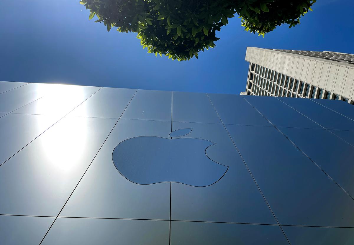 Apple Lays Off Over 600 Workers in California