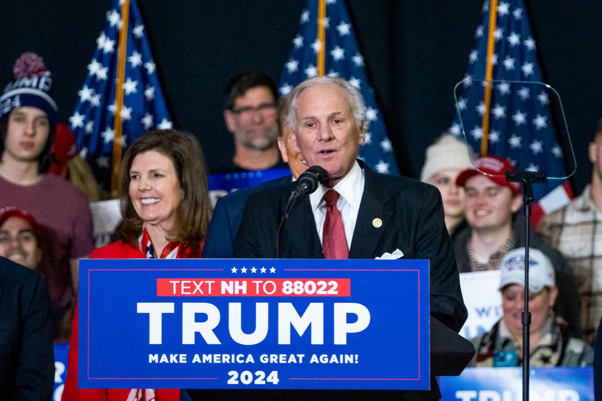 Trump Marches Into South Carolina With Base, Top Republicans in Train