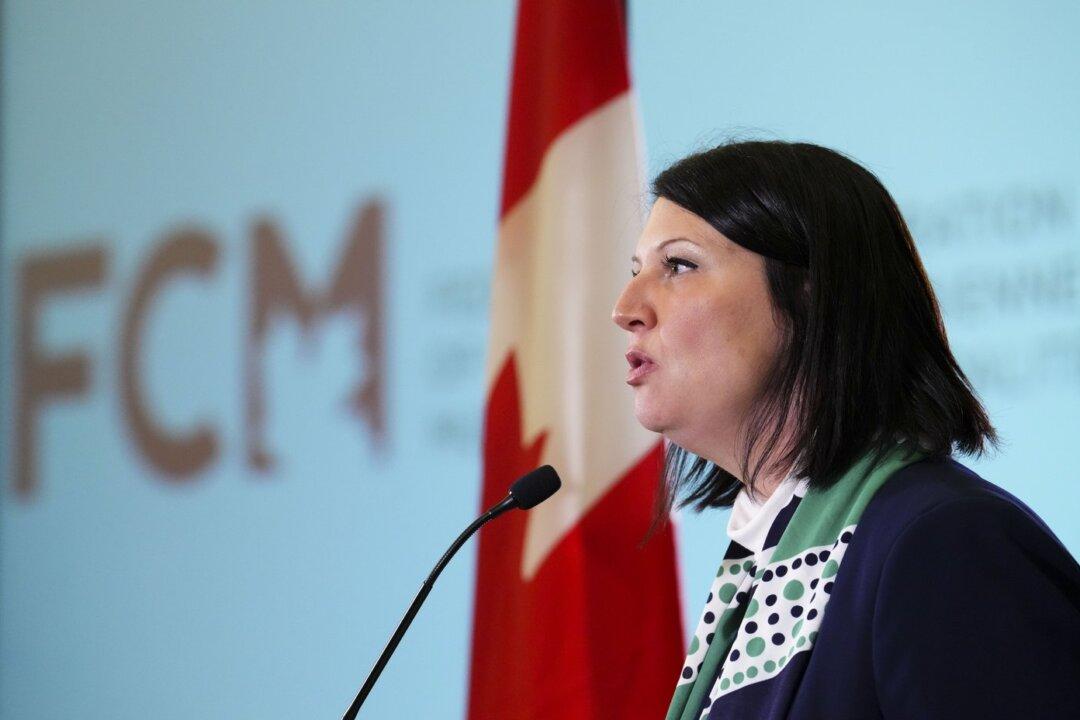 Mayor of Gatineau Resigns Citing Difficult Climate for Municipal Politicians