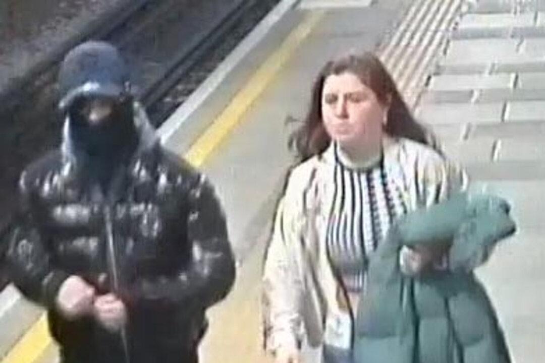 Police in London Hunt Trio Suspected of Corrosive Substance Attack on Boys