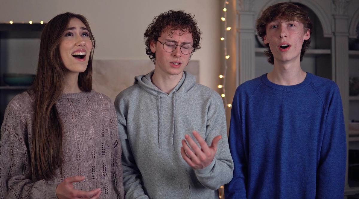 <span style="font-weight: 400;">The three siblings, mid-song. </span>(Courtesy of <a href="https://www.youtube.com/channel/UC6hUJrqT-f4lfKHQ6_gOw2A">Life in 3D</a>)