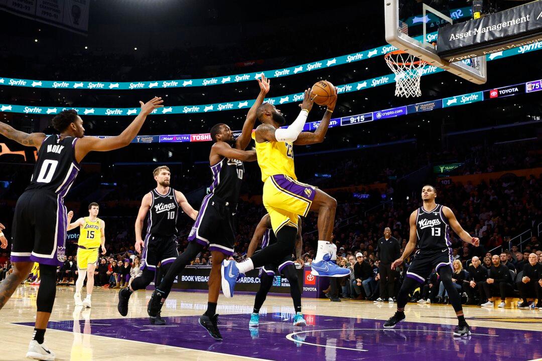 Lakers, Warriors in Precarious Positions as NBA Season Winds Down