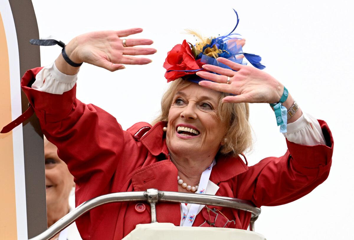 Esther Rantzen rides a bus down the mall during the Platinum Pageant during celebrations for the Platinum Jubilee of Queen Elizabeth II in London on June 5, 2022. (Leon Neal - WPA Pool/Getty Images)