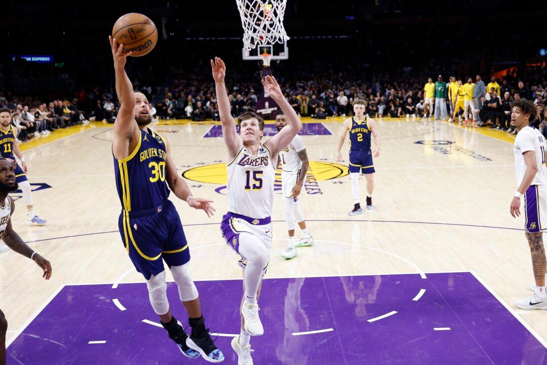 Curry Scores 31 in Return as Warriors Defeat Lakers 128–121 Despite 40 Points From James