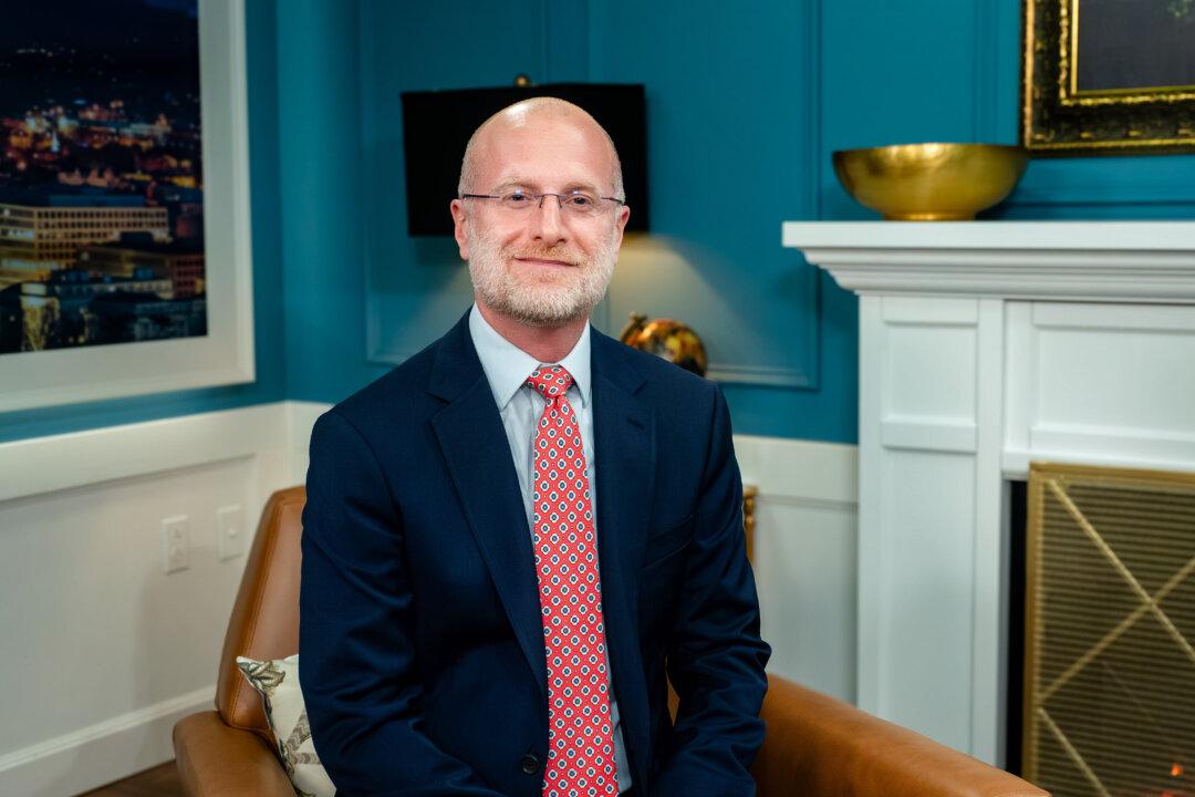 FCC Commissioner Says New Bill Would Force TikTok to Sever Ties With CCP Through Divesting