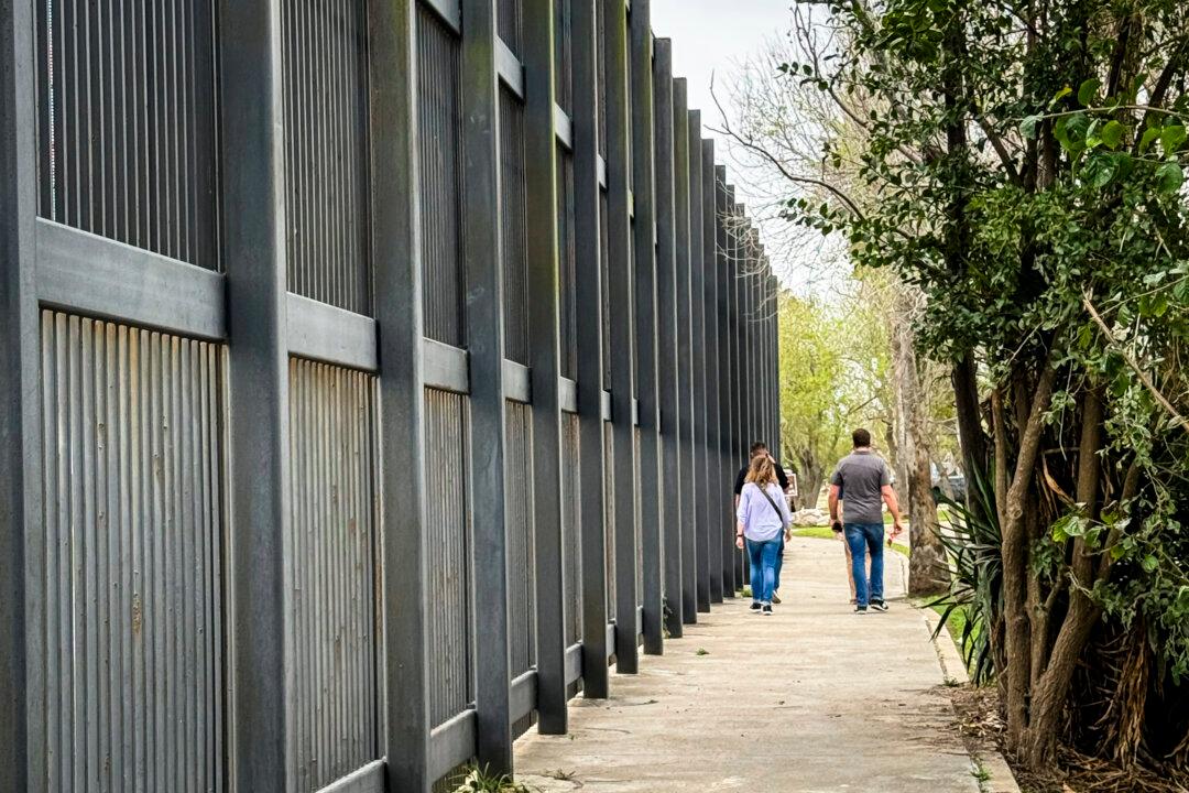 Dramatic Video Shows Hundreds of Illegal Immigrants Rushing Troops at US–Mexico Border