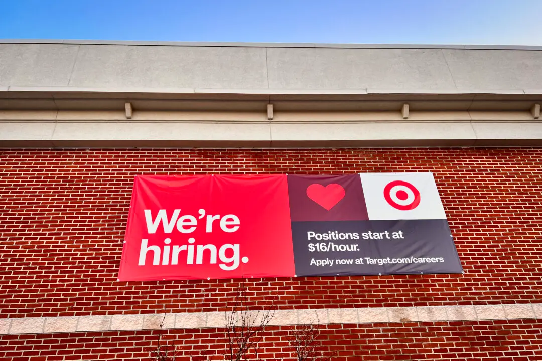 US Labor Market Steadies as Jobless Claims Fall Again