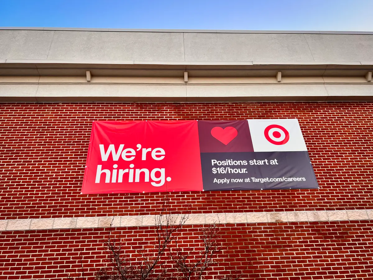 US Labor Market Steadies as Jobless Claims Fall Again thumbnail