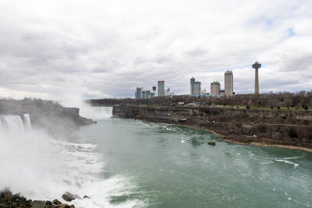 Solar Eclipse Expected to Bring Largest Tourist Crowd in Niagara Falls History: Mayor