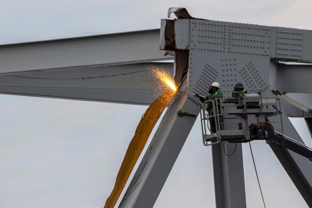 Crews Remove First Pieces of Twisted Steel From Collapsed Baltimore Bridge