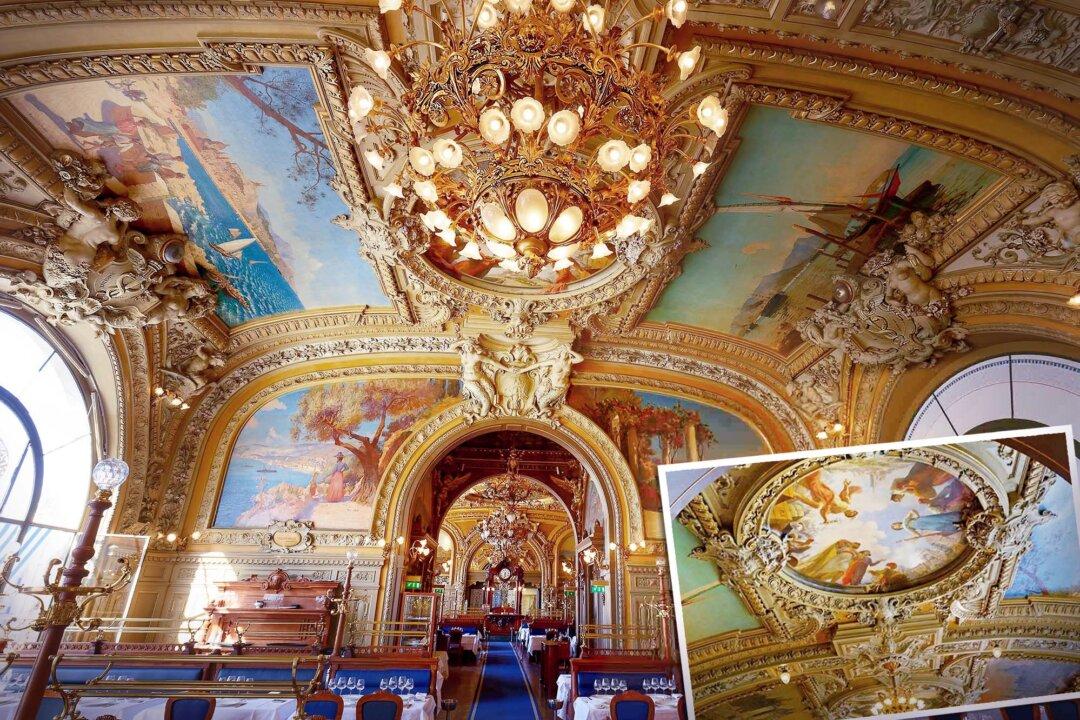 This Jaw-Droppingly Beautiful 124-Year-Old French Restaurant in Paris Looks Like a Luxury Railcar