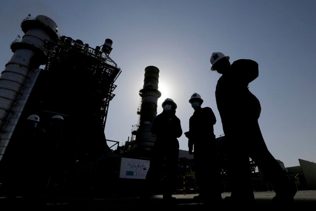 Conflict of Energy Forecasts: Saudi Aramco Versus International Energy Agency