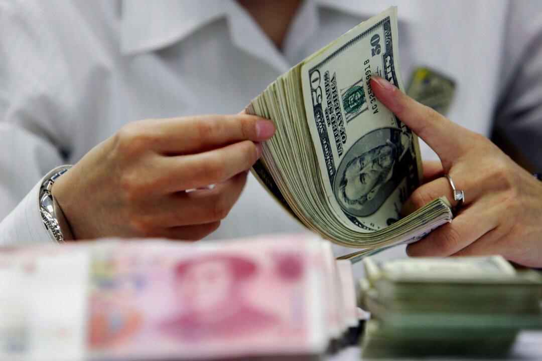 Chinese Yuan Fluctuates, Depreciation Pressure Deepens