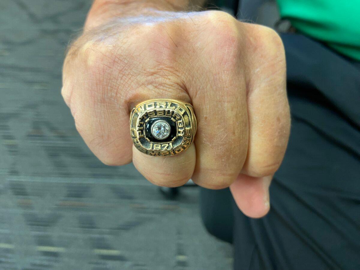 Steve Blass shows his 1971 Pittsburgh Pirates World Series ring, while meeting fans during spring training at LECOM Park in Bradenton, Fla., on March 17, 2024. (Donald Laible/The Epoch Times)