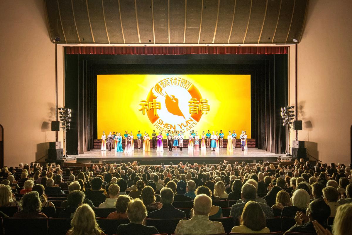 Business Owner Felt Shen Yun’s Spiritual Energy Before Entering the Auditorium