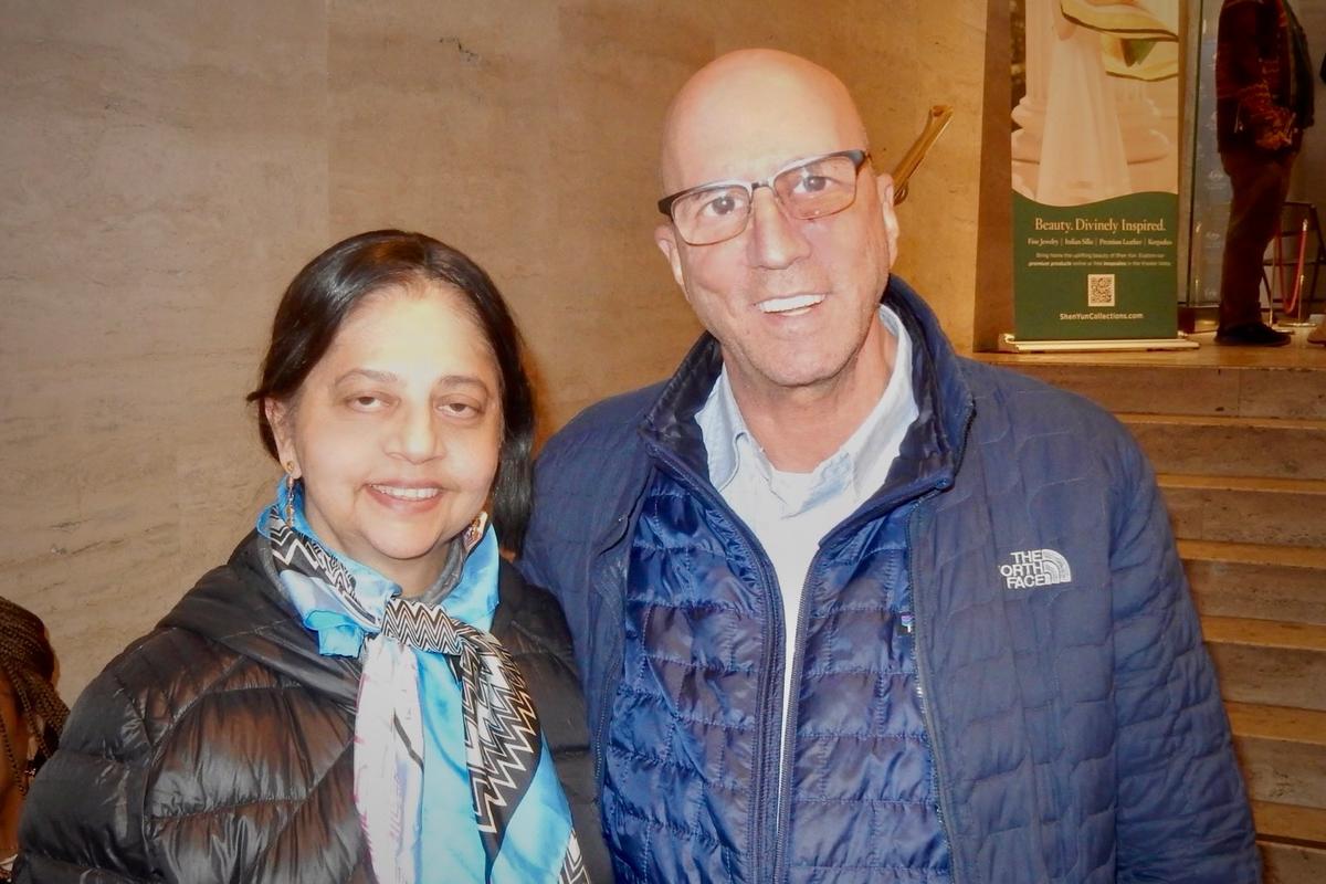 VP of Multinational Financial Firm Enjoys Shen Yun