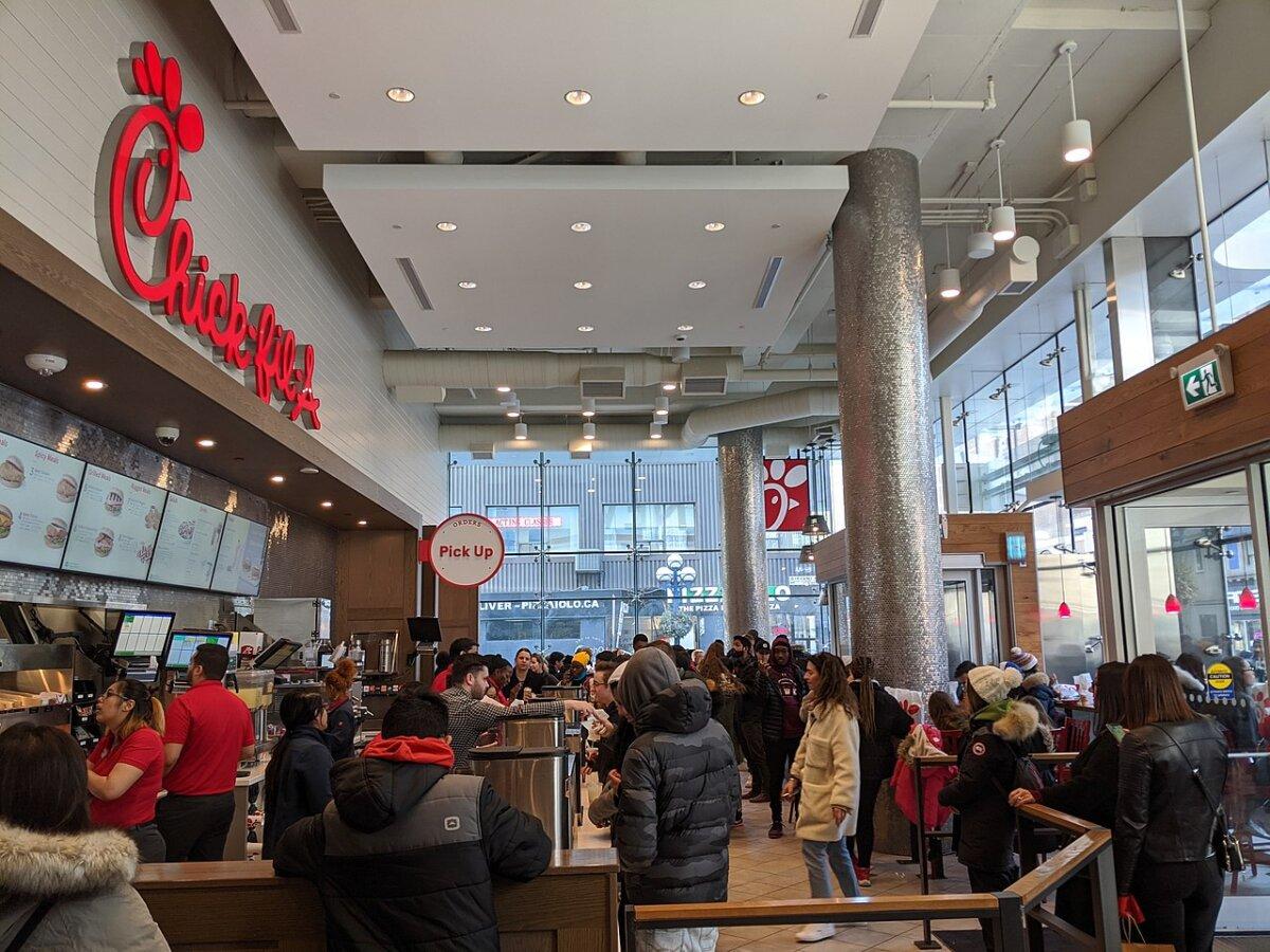 Inside a Chick-fil-A restaurant at One Bloor in Toronto. (<a href="https://commons.wikimedia.org/wiki/User:Sikander">Sikander Iqbal</a>/<a href="https://creativecommons.org/licenses/by-sa/4.0/deed.en">CC BY-SA 4.0</a>)