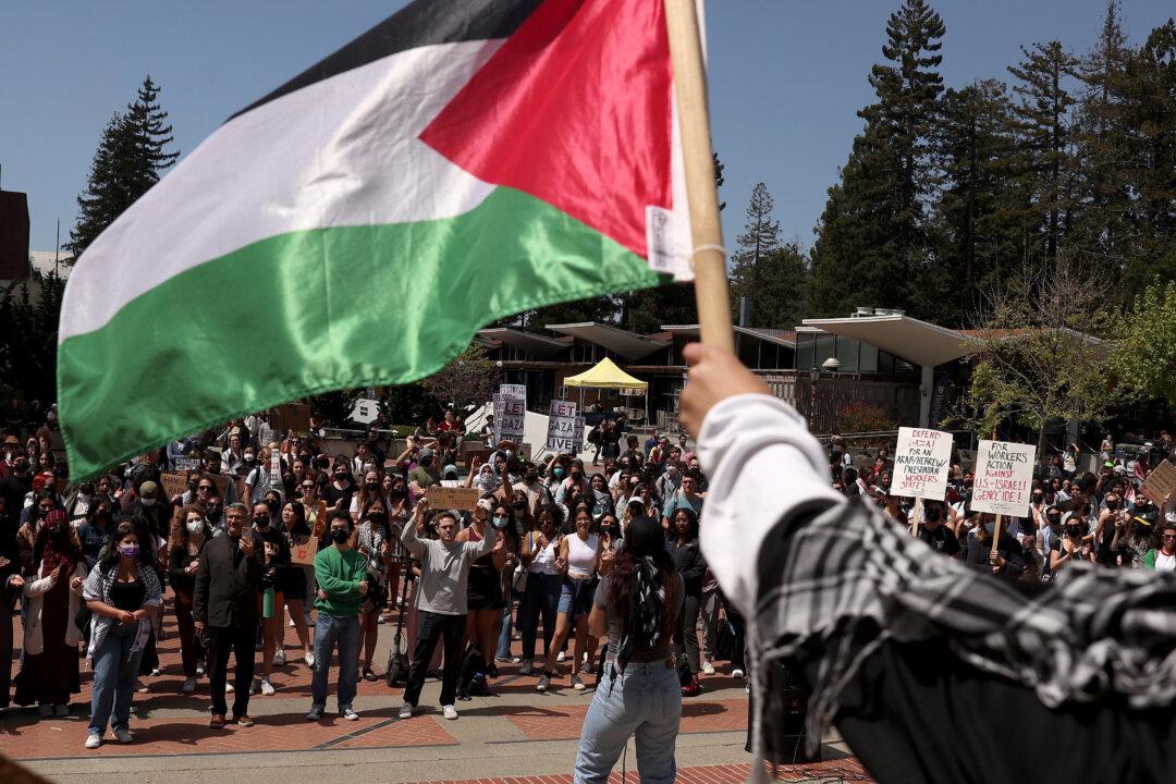 Pro-Palestinian Protesters Disrupt Graduations at Pomona College, UC Berkeley