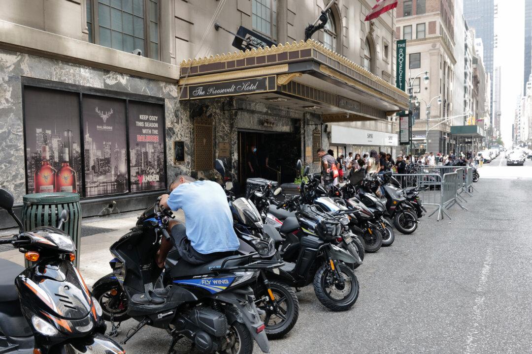 Republican Senators Warn of Illegal Immigrants Working as Food Delivery Drivers