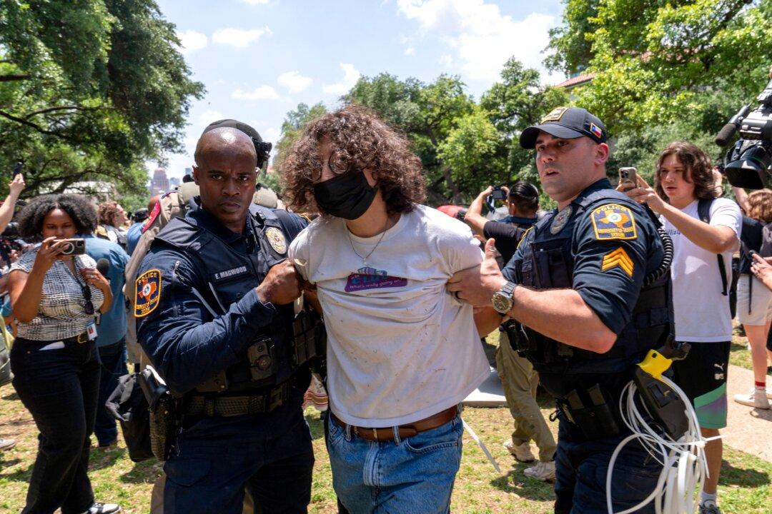 New Arrests at UT–Austin as Pro-Palestinian Group Sets Up Encampment