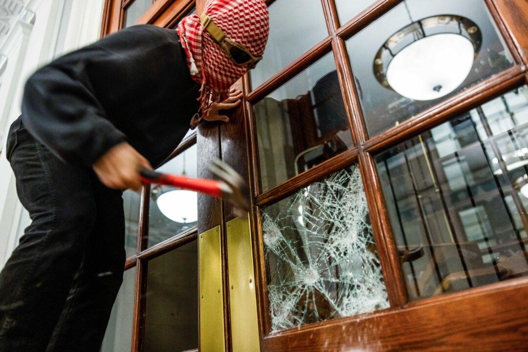 Columbia Students Take Over Hamilton Hall as Deadline to Disperse Passes