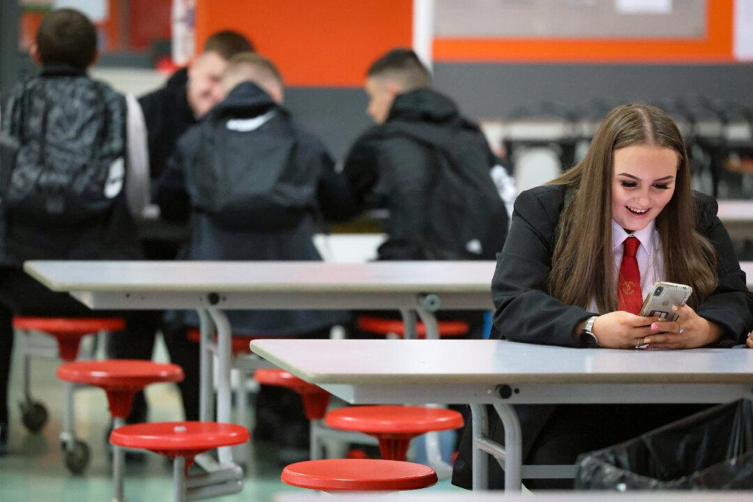 Smartphone-Free Schools See Better GSCE Results: Think Tank