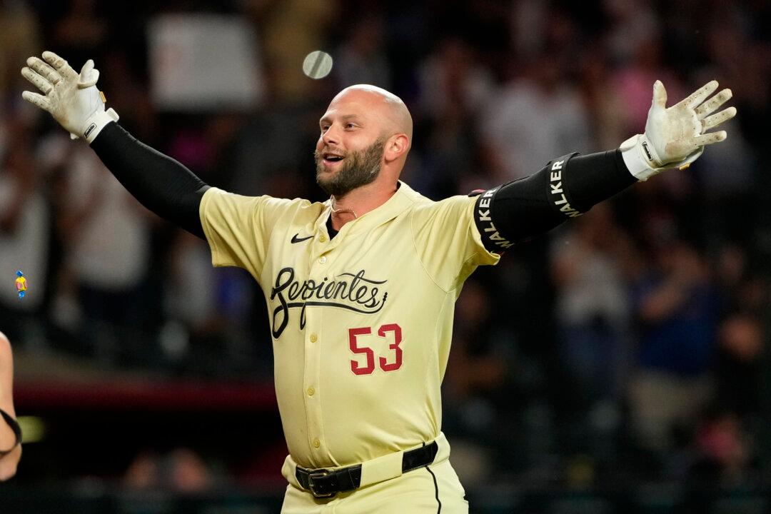 Walker’s 10th-Inning Walk-Off Blast Stings Dodgers After Delay for Bee Swarm