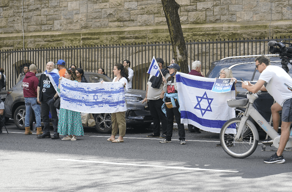 Pro-Israel protesters at Fordham University in New York, May 1, 2024. (Enrico Trigoso/The Epoch Times)