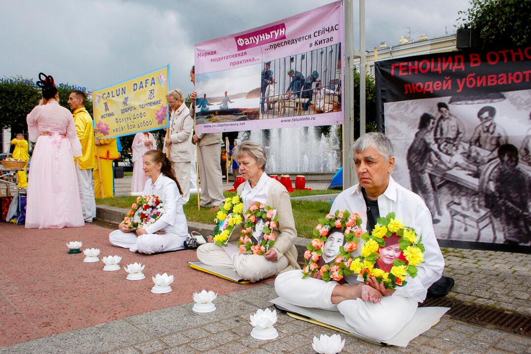 Amid Closer Ties With China, Russia Raids Homes of Falun Gong Practitioners