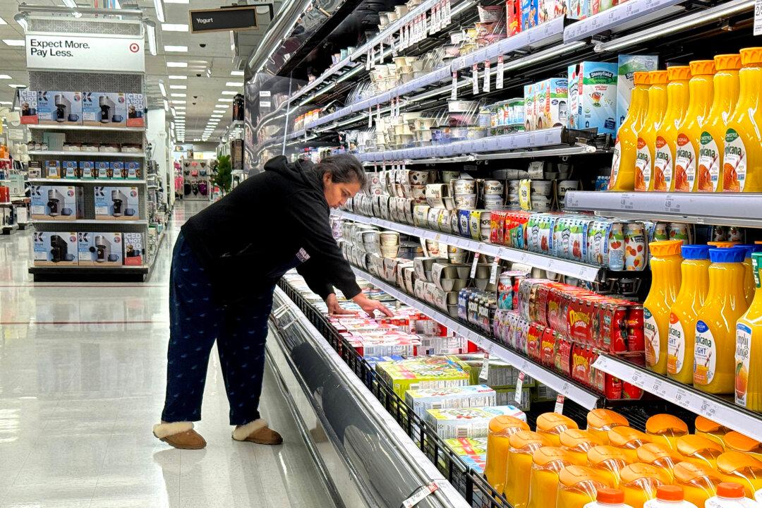 US Consumers Doubt Inflation Will Be Defeated in Year Ahead: New York Fed Data