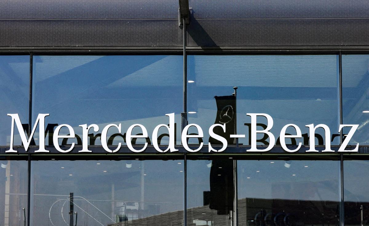 Mercedes Vows to Keep Making Gas-Powered Engines as EV Transition Slows