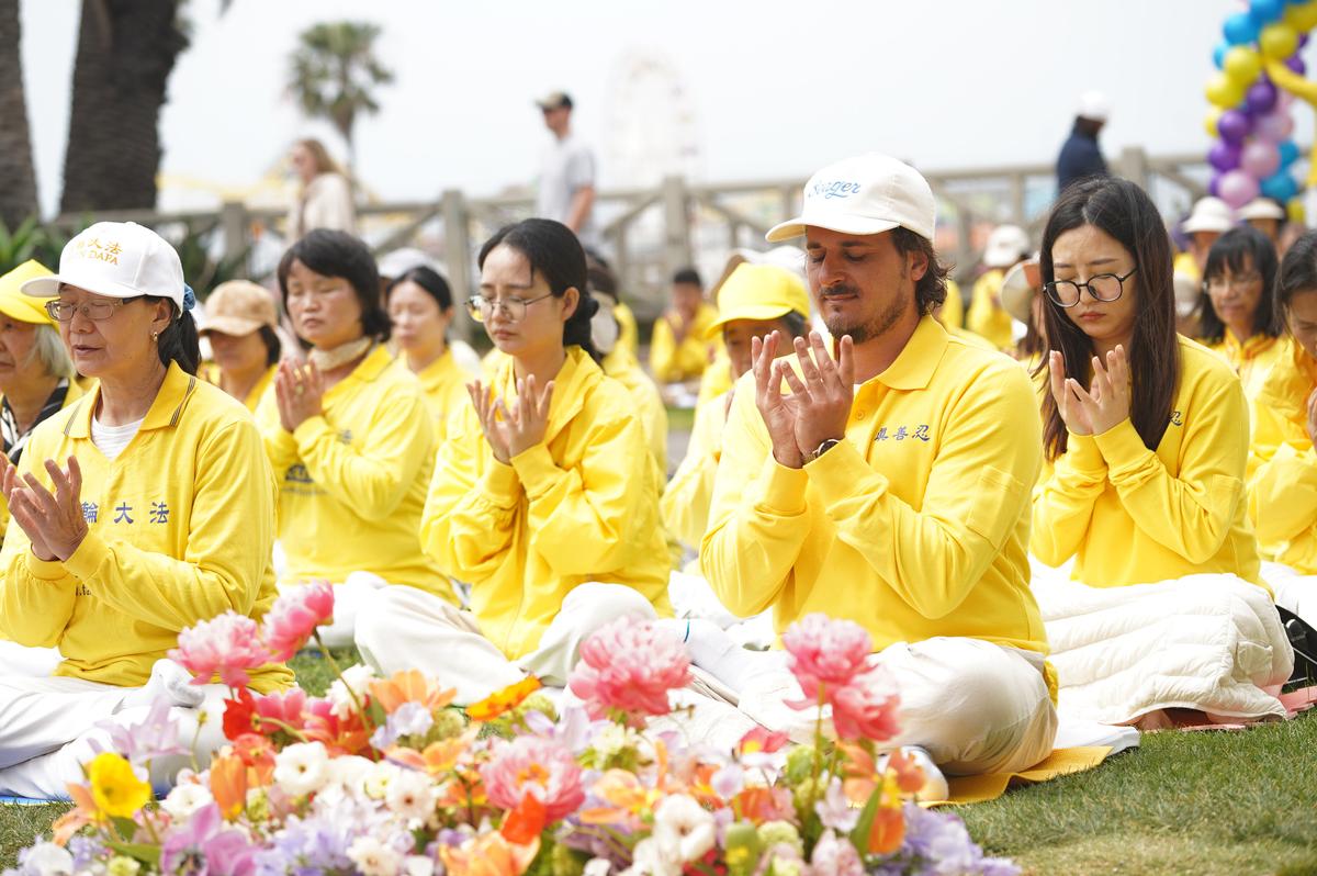 Hundreds Join 25th Celebration of Falun Dafa Day at Santa Monica Beach