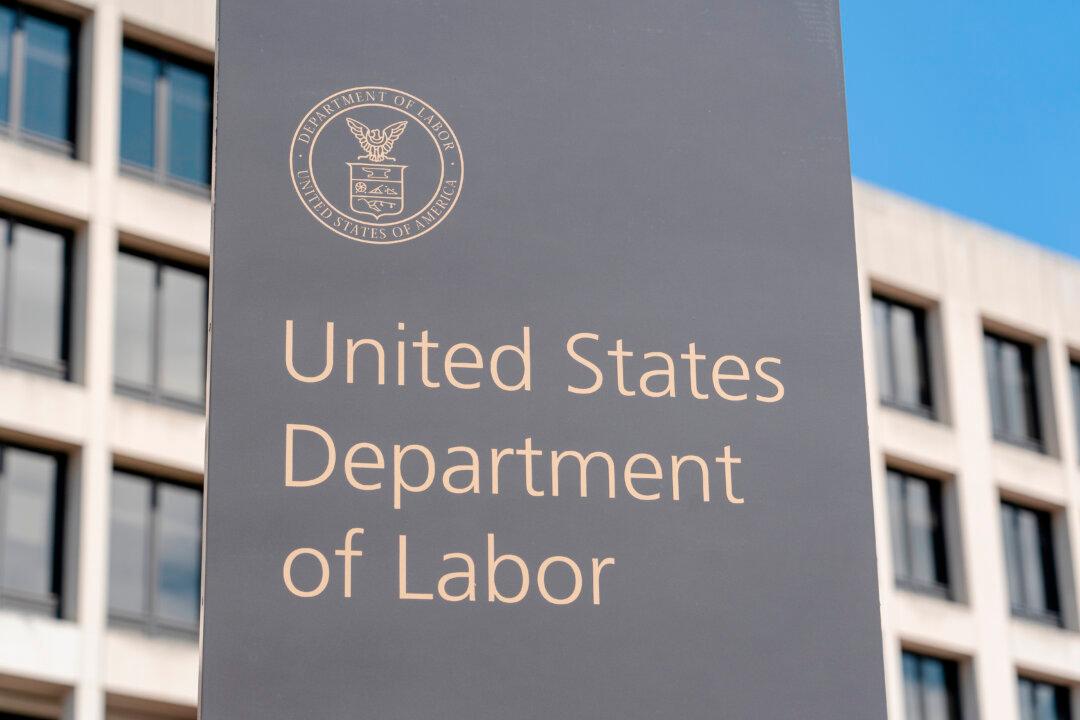 Number of US Workers Collecting Unemployment Jumps to Multiyear High