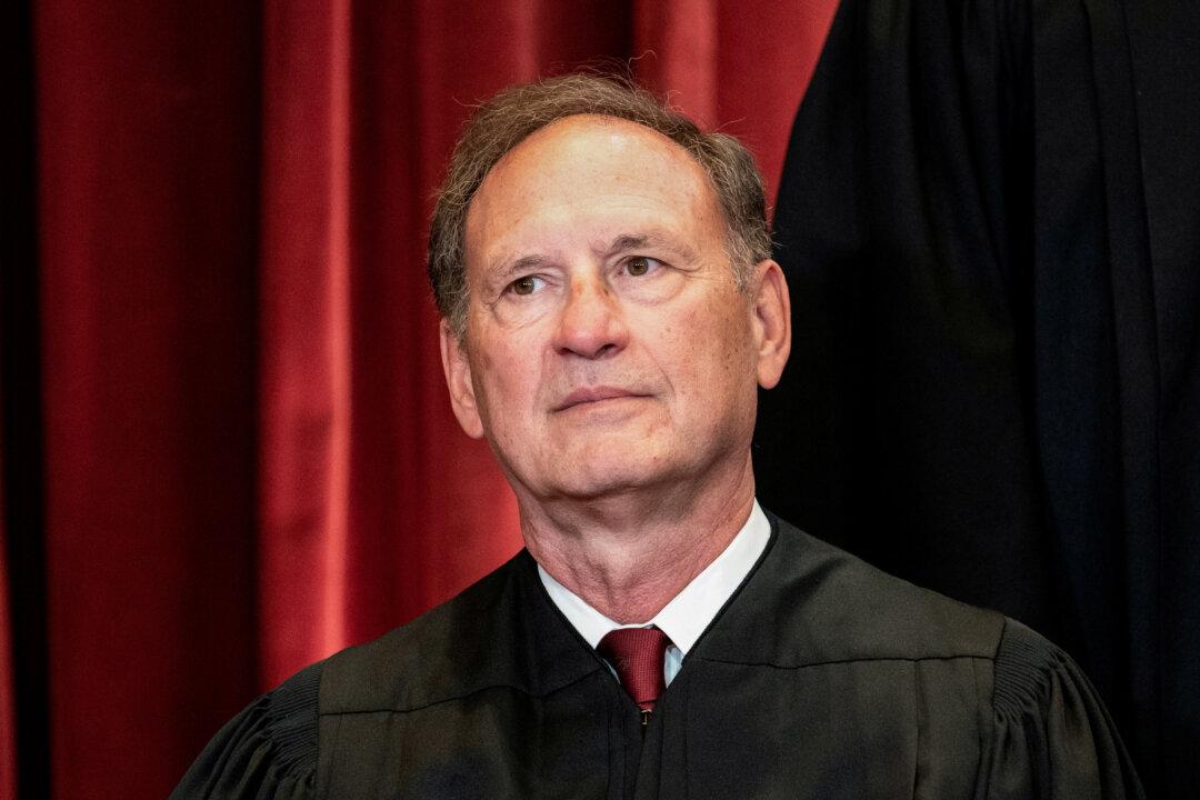 Democrats Call on Supreme Court Justice to Recuse Himself After Flag Confirmation