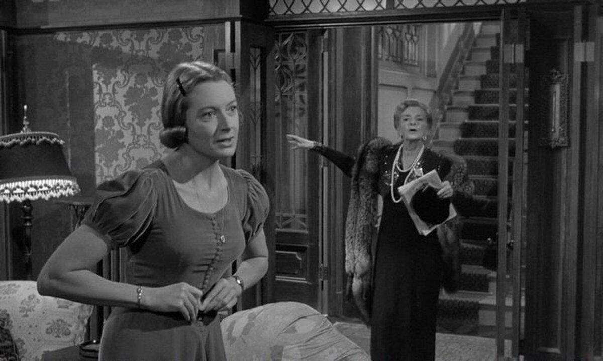 Sheltered Sibyl Railton-Bell (Kerr, L) and her domineering mother, Mrs. Railton-Bell (Gladys Cooper), in “Separate Tables.” (United Artists)
