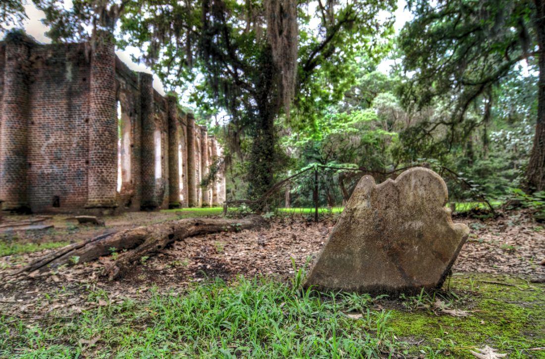 Gravestones abandoned to time pop up around the old Sheldon Church. (<a href="https://commons.wikimedia.org/w/index.php?title=User:Thepres6&action=edit&redlink=1">John E. Adams</a>/<a href="https://creativecommons.org/licenses/by-sa/4.0/deed.en">CC BY-SA 4.0</a>)<span style="font-size: 16px;"> </span>