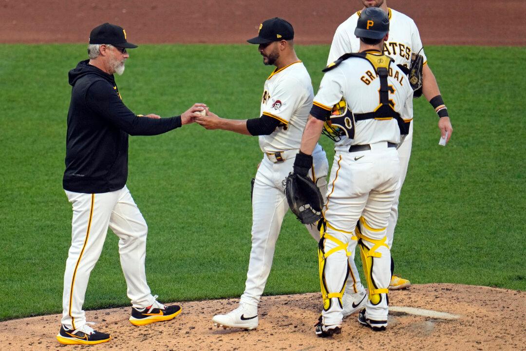 Pirates Rally for Four Runs in Ninth Inning, Stun Giants in 10th