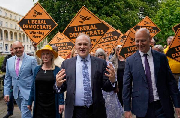 Liberal Democrat leader Sir Ed Davey (C) during a visit to the town centre in Cheltenham, Gloucestershire, England, on May 23, 2024. (Andrew Matthews/PA)