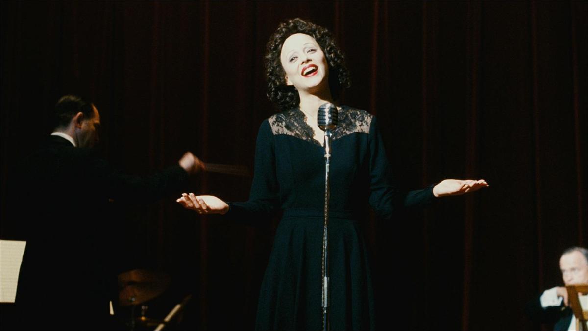 ‘La Vie En Rose’: Edith Piaf Sings Her Heart Out