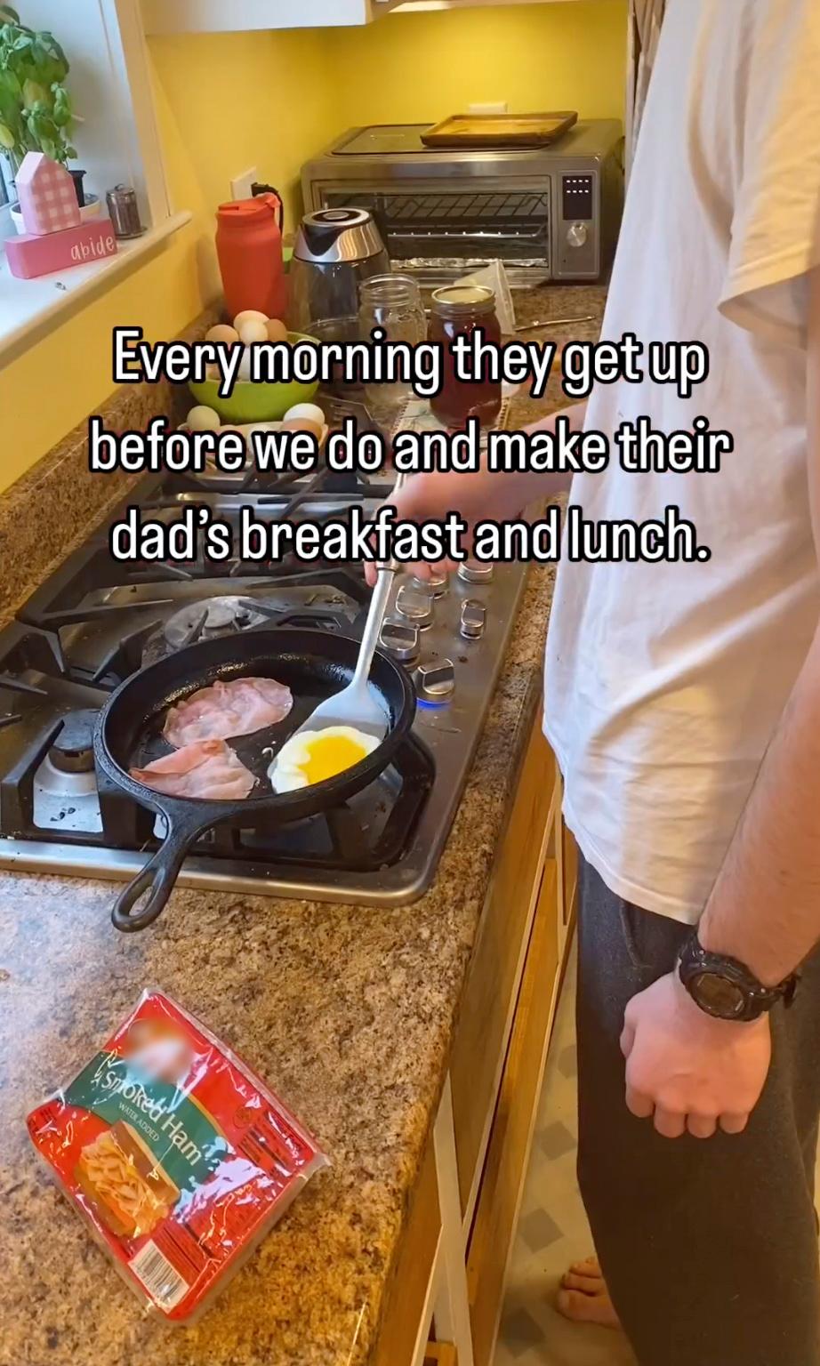 The 17-year-old son makes an egg-and-ham sandwich for his dad. (Courtesy of @mamasbrush)