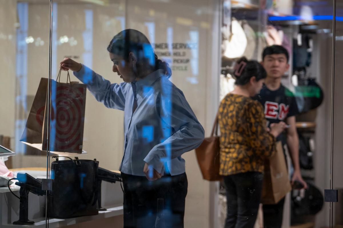 US Consumer Confidence Ticks Up to 6-Month High: Conference Board