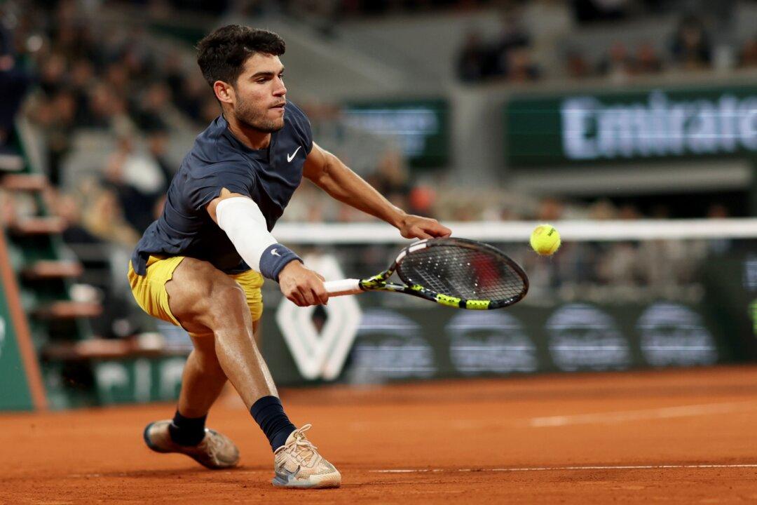 Alcaraz Brilliant in Win Over Korda to Book French Open Fourth-Round Spot