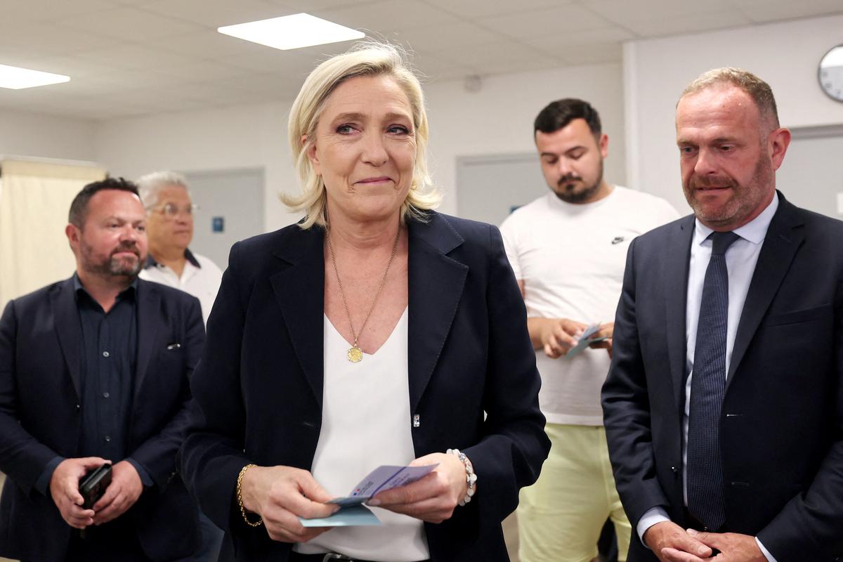 Right-Wing Party Wins First Round of French Elections