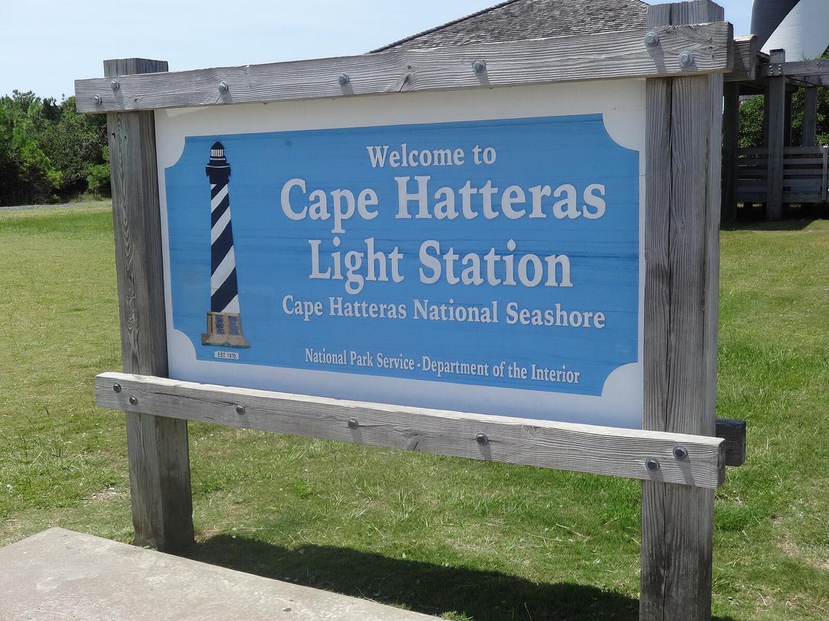 The sign that announces the Cape Hatteras lighthouse. (<a href="https://commons.wikimedia.org/wiki/User:Bohemian_Baltimore">Bohemian Baltimore</a>/<a href="https://creativecommons.org/licenses/by-sa/4.0/deed.en">CC BY-SA 4.0</a>)