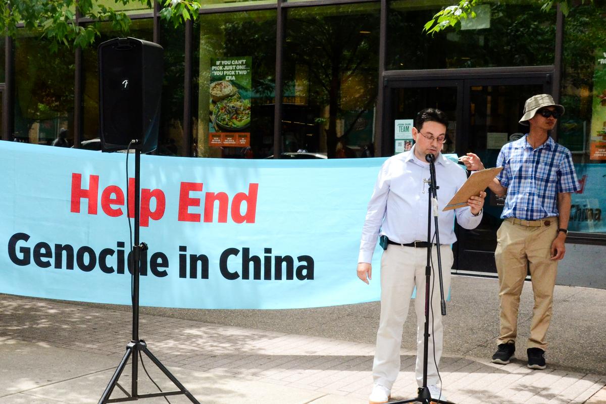 Alex Luchansky, the rally organizer, and a representative for the Greater Philadelphia Falun Dafa Association, speaks at a rally outside the American Transplant Congress 2024 in Philadelphia on June 2, 2024. (Frank Liang/The Epoch Times)