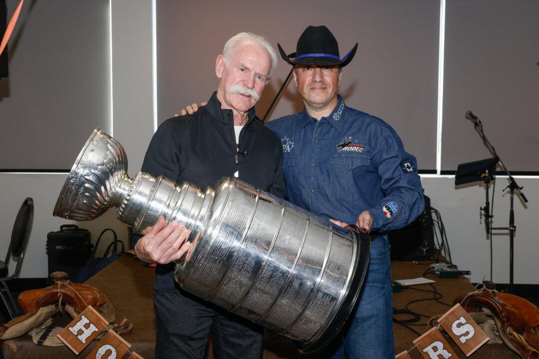 Hockey Legend Brings Stanley Cup to Surprise Calgary Policeman Who Saved His Life